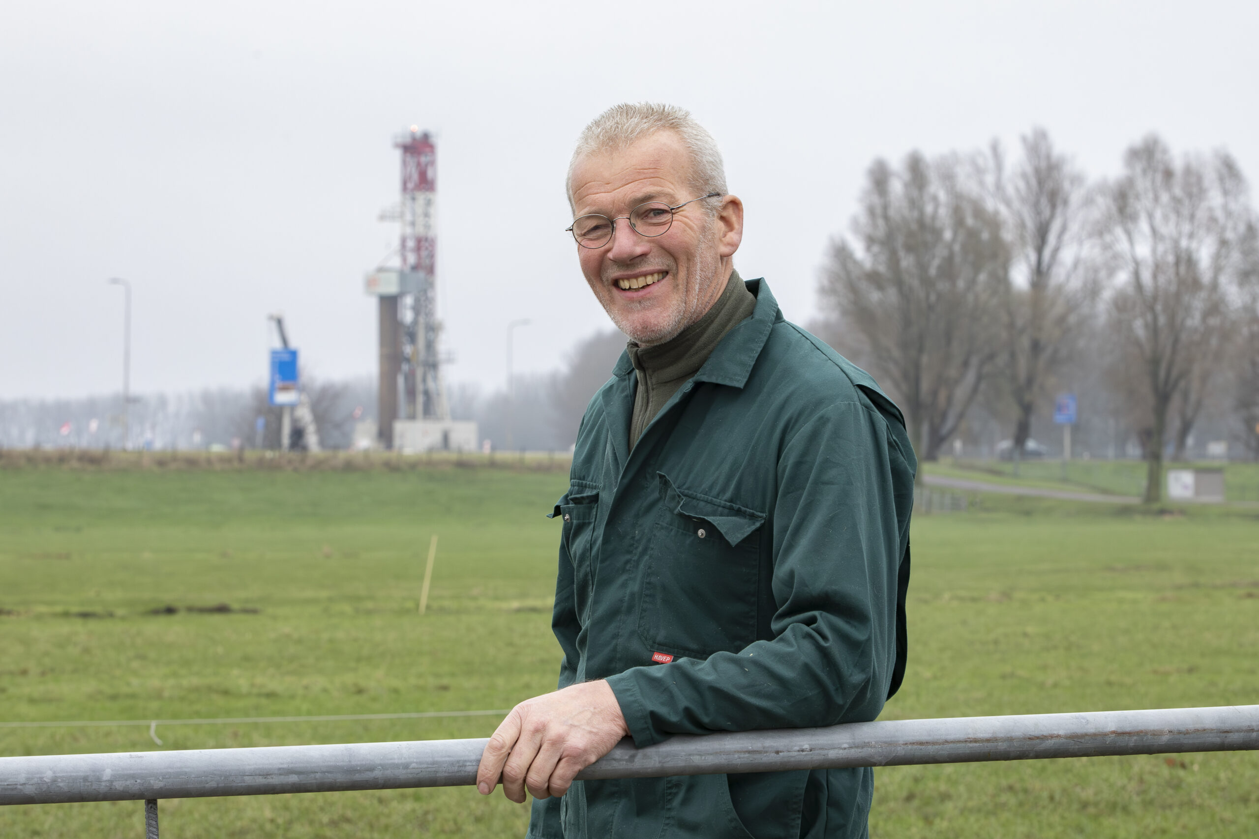 Cees bij hek voor boortoren