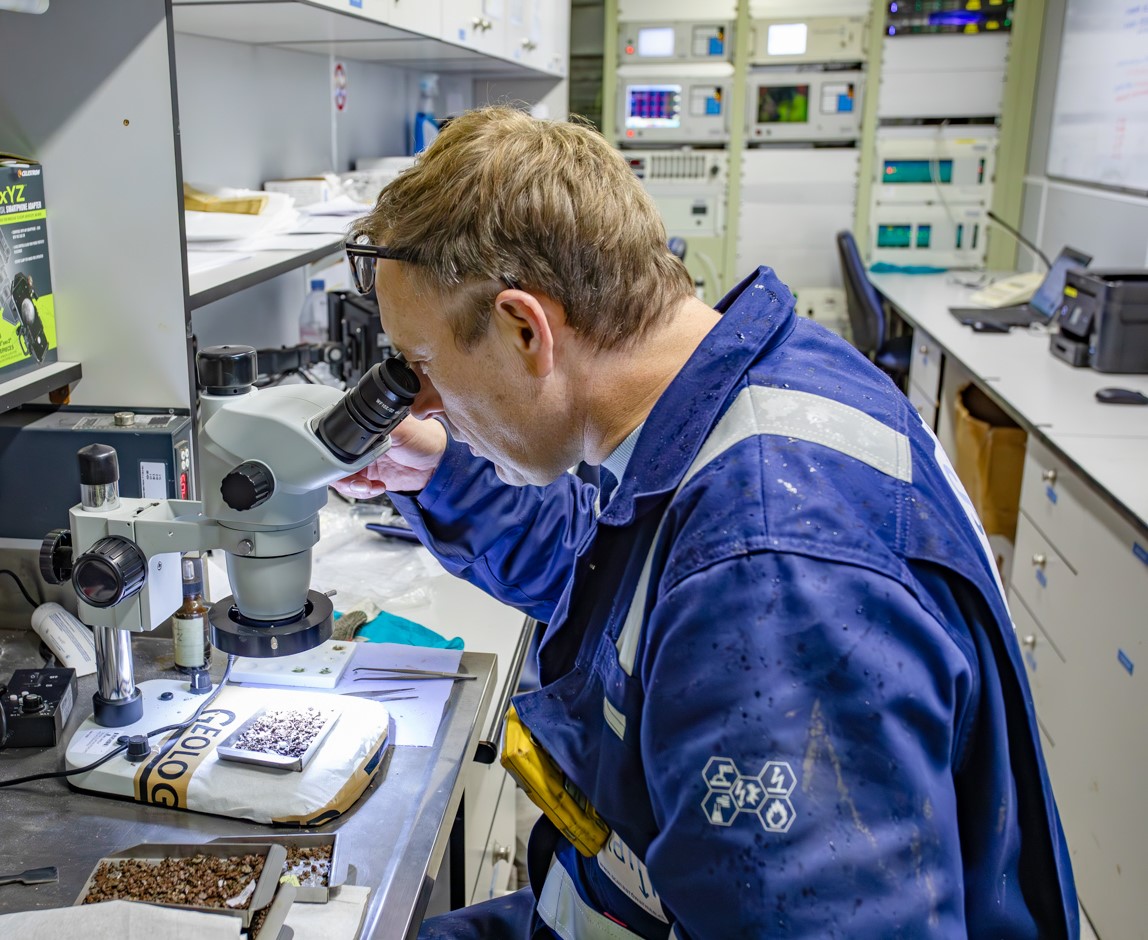 Tijdens het boren wordt het boorgruis bekeken
